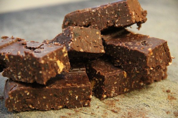 Raw-Vegan-Chocolate-and-Almond-Fudge-1